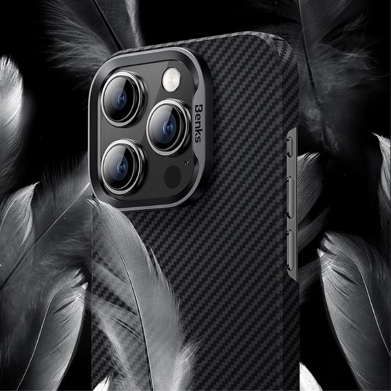 Калъфът BENKS Kevlar за iPhone 15 Plus, Carbon Fiber, черен