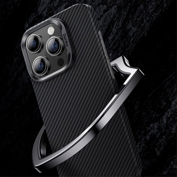 Калъфът BENKS Kevlar за iPhone 15 Plus, Carbon Fiber, черен