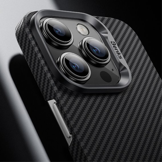 Калъфът BENKS Kevlar за iPhone 15 Plus, Carbon Fiber, черен