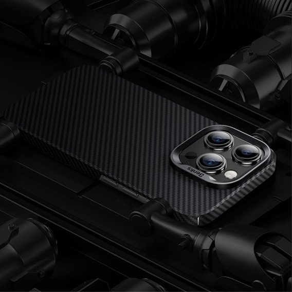 Калъфът BENKS Kevlar за iPhone 15 Plus, Carbon Fiber, черен