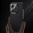 Калъфът BENKS Kevlar за iPhone 15 Plus, Carbon Fiber, черен